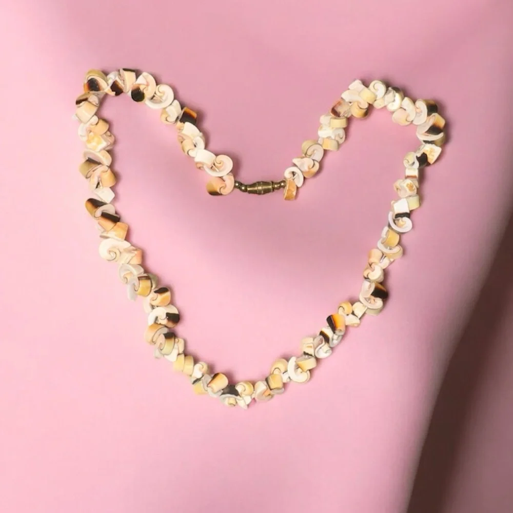 Vintage 18 Inch Shell Necklace With Gold Tone Screw‎ Clasp.
